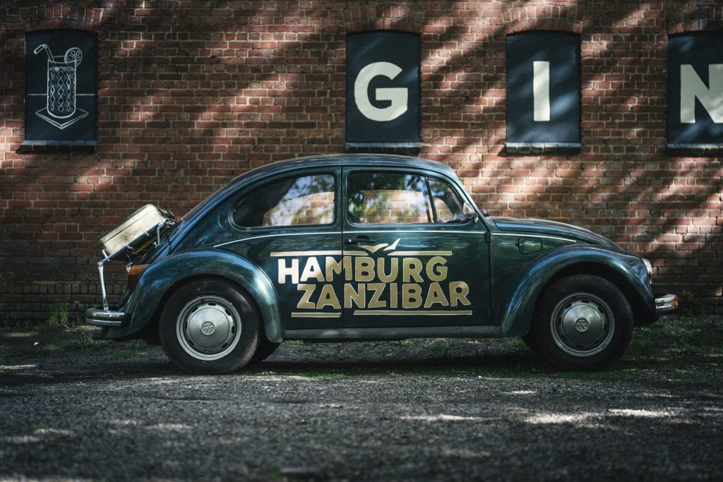 Yuka & Hauke, Zanzibar Hamburg, Gin, VW Käfer mit der Aufschrift Zanzibar