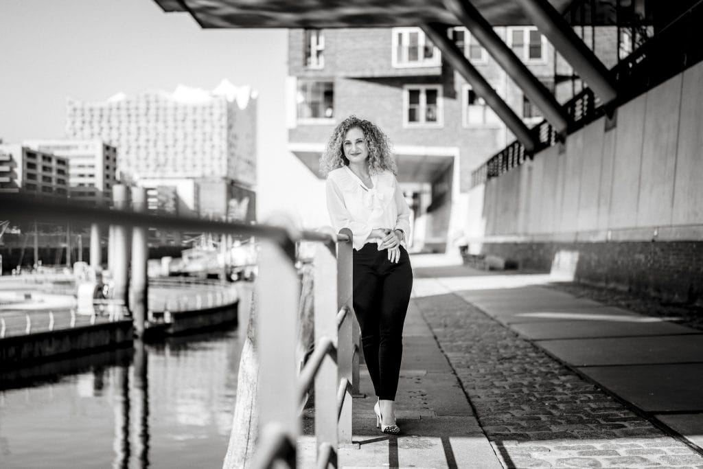 Portrait, Stadtportrait, Hamburg, Hafen City, Licht und Schatten, natürliches Licht, ausdrucksstark, Frau